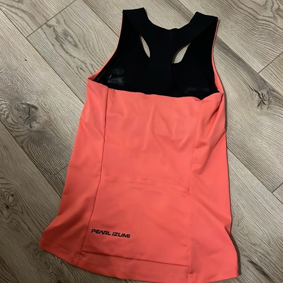 Pearl Izumi peach top with built in bra. Pretty and stylish. Size XS - Picture 4 of 7